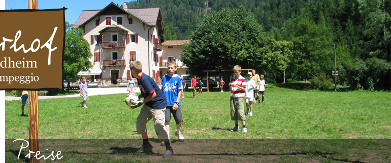 Landschullheim mit Fußballplatz
